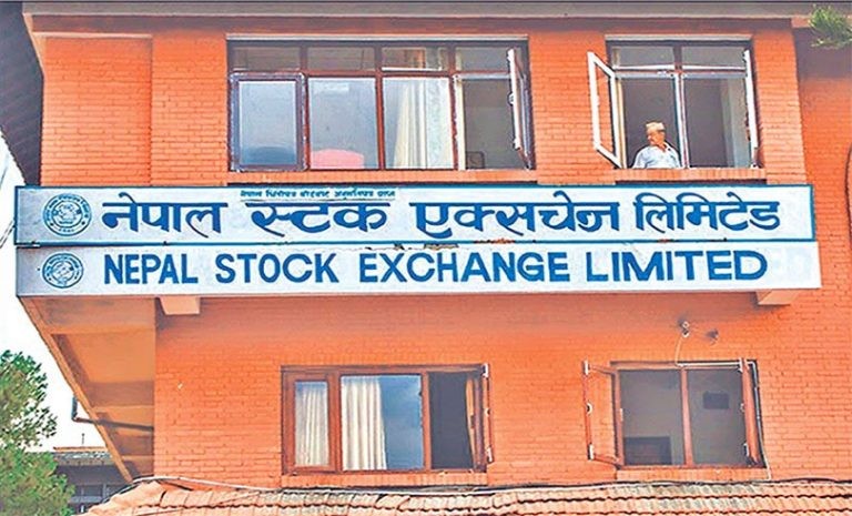 साताको पहिलो दिन नेप्सेमा ६१ अङ्कको पहिरो