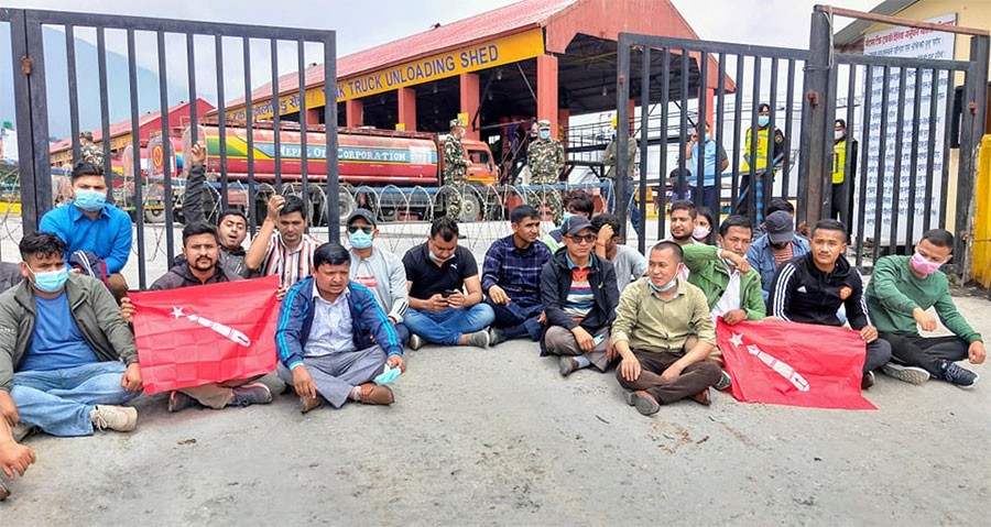 पेट्रोलियम पदार्थमा मूल्य वृद्धिको विरोधमा  विद्यार्थीको धर्ना    