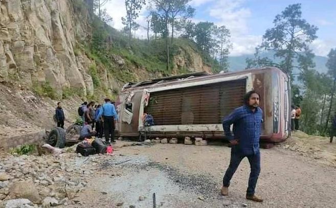 धनकुटा डकमै बस पल्टिदा २३ जना घाइते, ९ जना गम्भीर