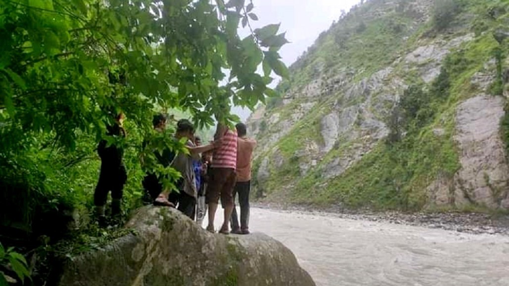महाकालीमा खसेका धामीको शव अझै फेला परेन, ड्रोन प्रयोग गरी खोज्ने तयारी
