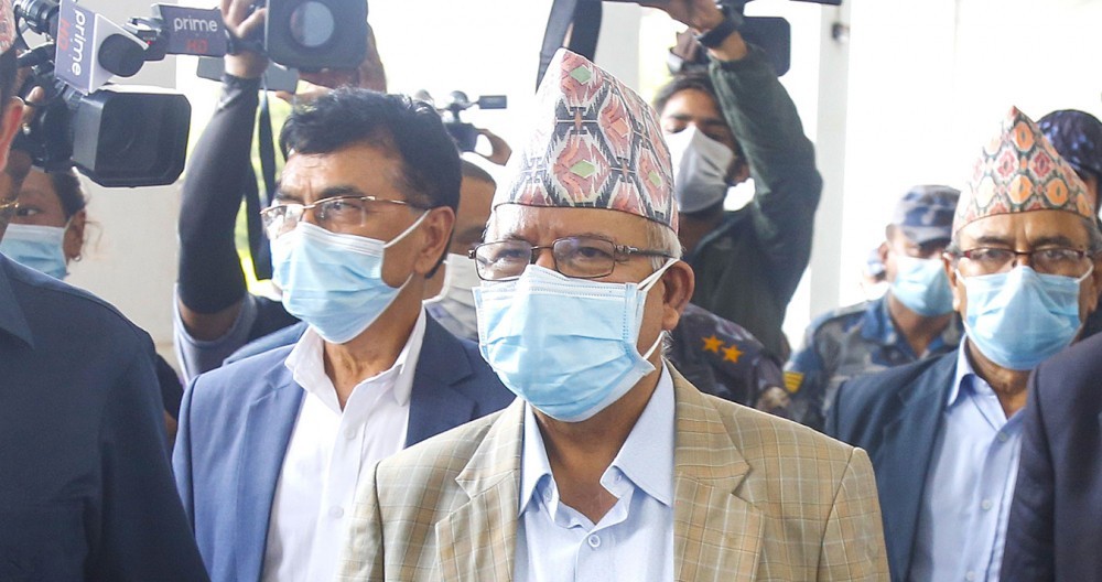 पार्टीलाई एक हुन नदिने तर विभिन्न बहाना बनाएर अल्झाइराख्ने ओलीको नियत हो : माधव नेपाल