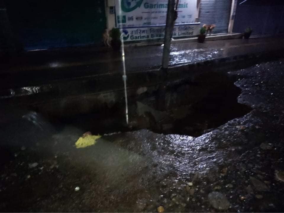 निरन्तरको बर्षाले सडकमा पर्यो भ्वाँङ, स्थानीय त्रसित