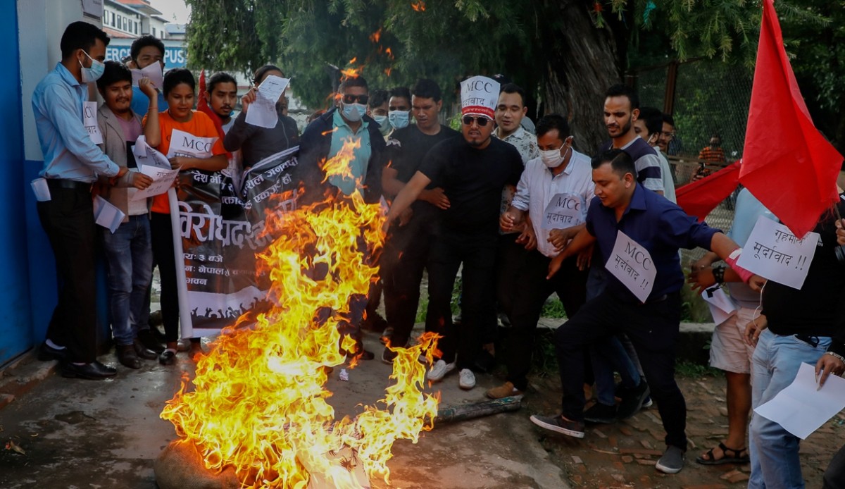 किन जलाए विद्यार्थी संगठनले गृहमन्त्रीको पुत्ला ?