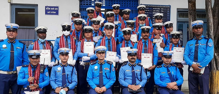 यी हुन् घुस लिन नमानेर सम्मानित हुने २४ ट्राफिक प्रहरी