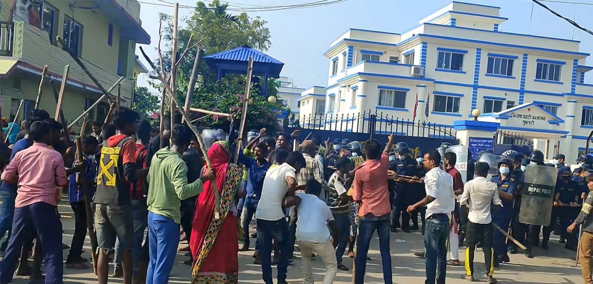सुनसरीमा प्रहरी परिसरमा झडप, प्रहरी सहित १ दर्जन बढी घाइते