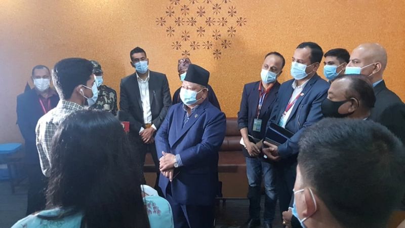 उड्डयनमन्त्री आलेले विमानस्थलमा पुगेर जहाजले यात्रु छोडेकोमा लिखित जवाफ मागेपछि..