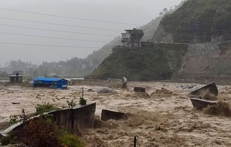 सुदुरपश्चिममा बाढीपहिरोको वितण्डा, बझाङमा बाढीले बसपार्क बगायो, सञ्चार, विधुत र सडक अवरुद्ध