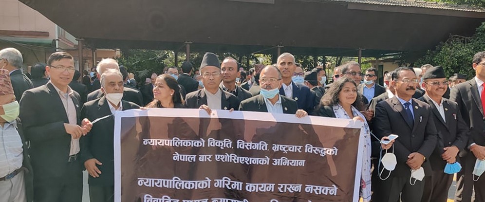 प्रधानन्यायाधीशविरुद्ध सर्वोच्चमा आजपनि धर्ना 
