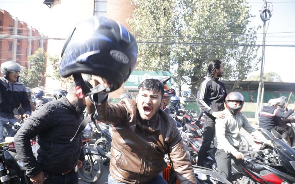प्रधानन्यायाधिशको समर्थन गर्दै बारको आन्दोलनको विरोधमा उत्रिएका ५० बढी पक्राउ