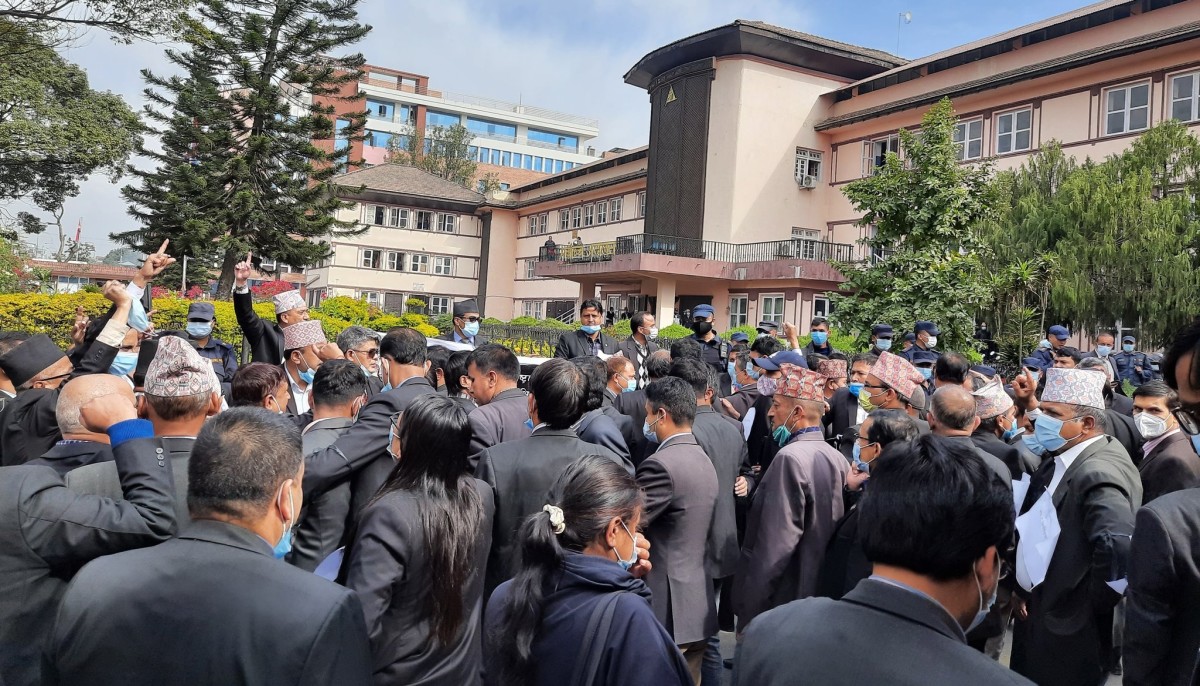 धर्नामा बसेका वकिल र प्रहरीबीच झडप, बारका अध्यक्षसहित १२ वकिल घाइते