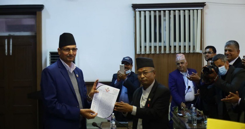 प्रधानन्यायाधीशमाथि महाअभियोग प्रस्ताव ल्याउन माग गरी कानुन व्यवसायीले बुझाए सभामुखलाई ज्ञापनपत्र