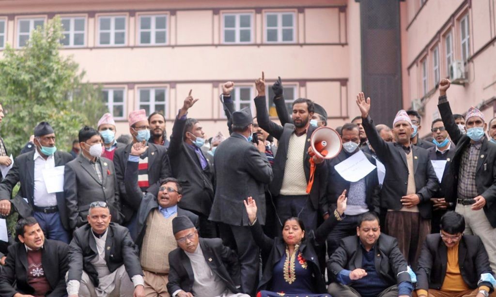 न्यायाधिशहरुलाई कार्यबाहक प्रधानन्यायाधिशको टुंगो नलागेसम्म इजलास नबस्न बारको आग्रह