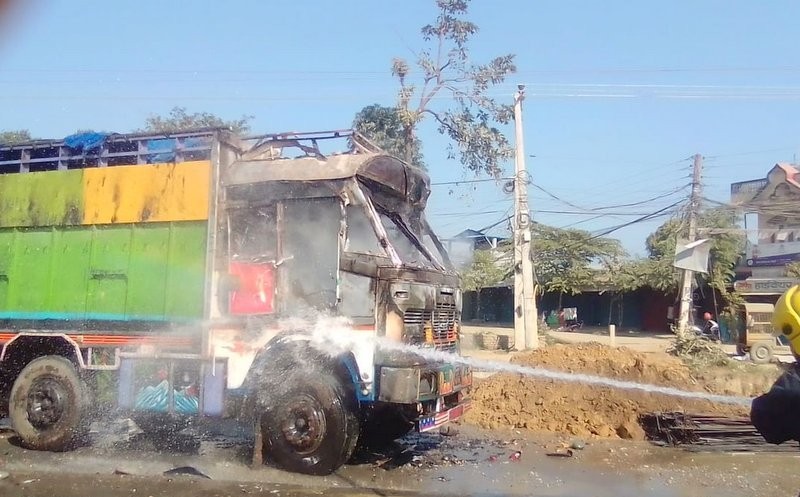 ट्रकको ठक्करबाट बालिकाको मृत्यु भएपछि आक्रोशित स्थानीयले ट्रक जलाइदिए