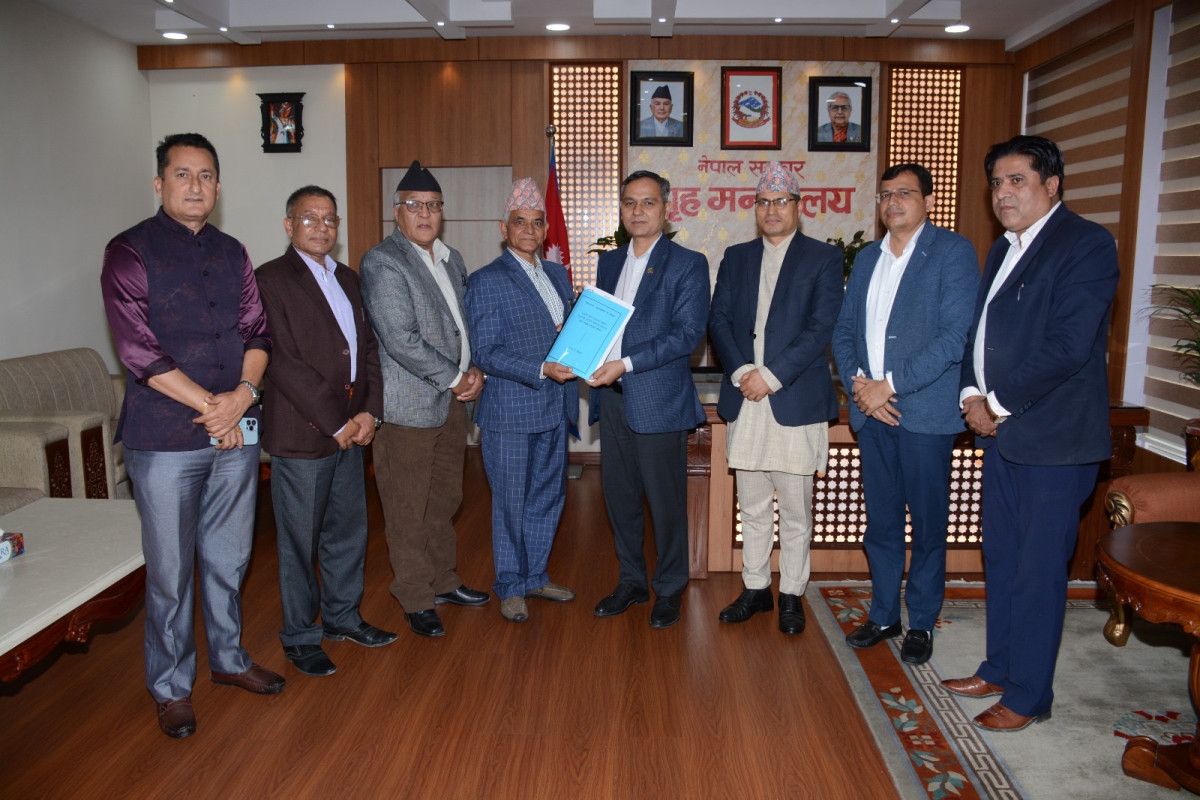 यातायात क्षेत्रसम्बन्धी सर्वोच्च अदालतको आदेश कार्यान्वयन गर्न गठित जाँचबुझ आयोगको प्रतिवेदन गृहमन्त्री समक्ष पेस