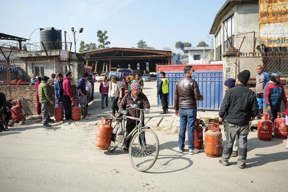 कसले लगिरहेका छन ग्यास ? आयात बढ्दा पनि  बजारमा अभाव कायमै