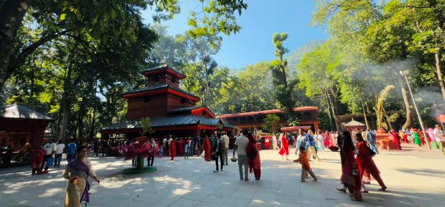चैते दशैको अघिल्लो दिन कालिका मन्दिरमा भक्तजनको भीड
