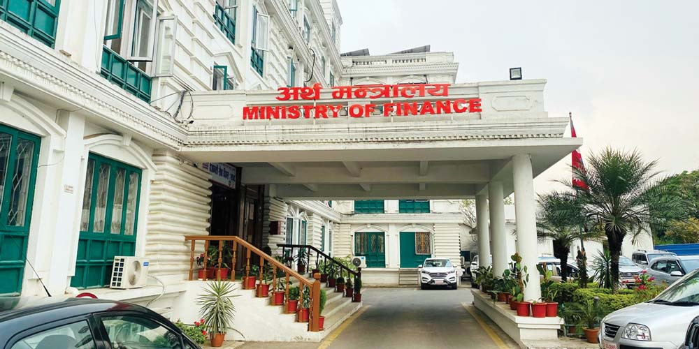 विशिष्ट पदाधिकारी तथा कर्मचारीको इन्धन सुविधा कटौती