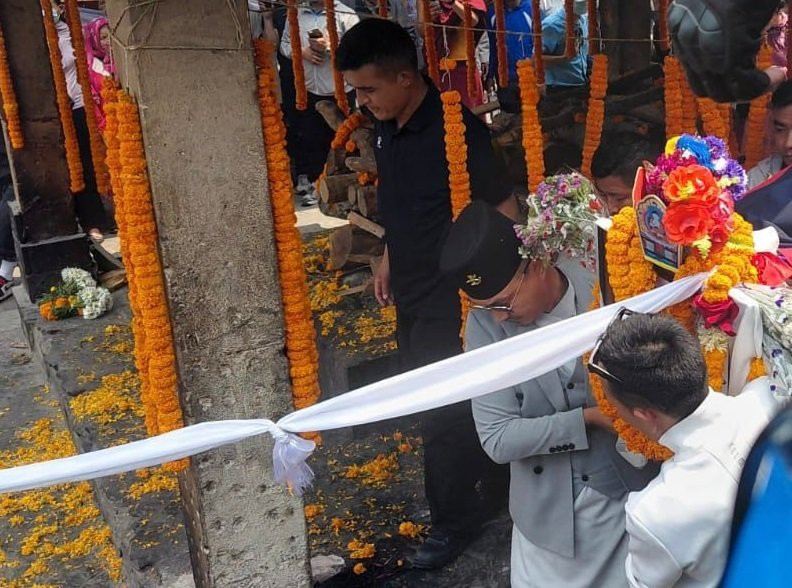 गृहमन्त्री आफैले उचाले इन्सपेक्टर लामाको शव