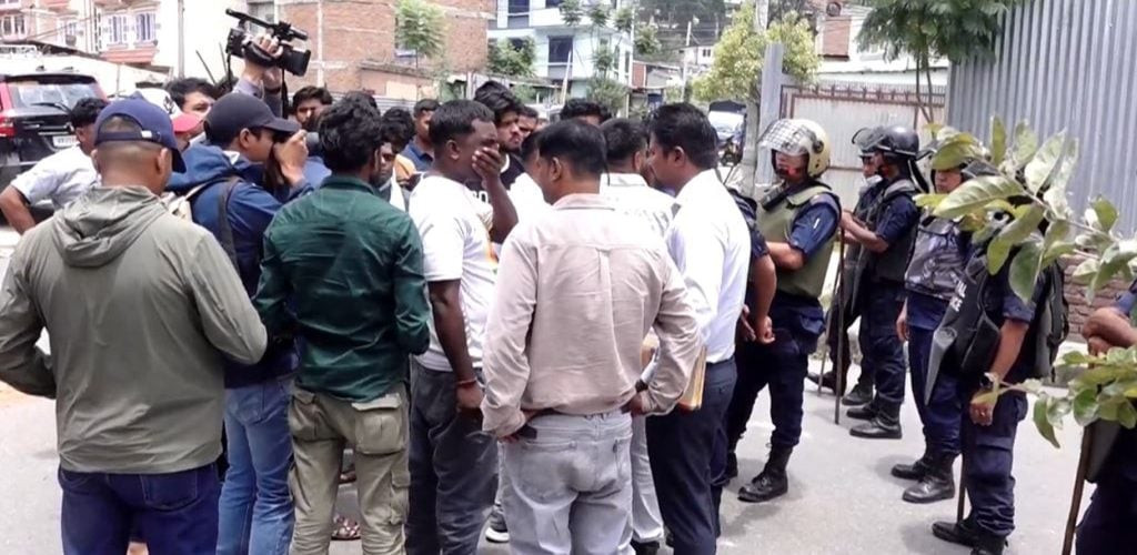 रास्वपा कलैयाका कार्यकताद्धारा केन्द्रीय कार्यालय अगाडि प्रदर्शन