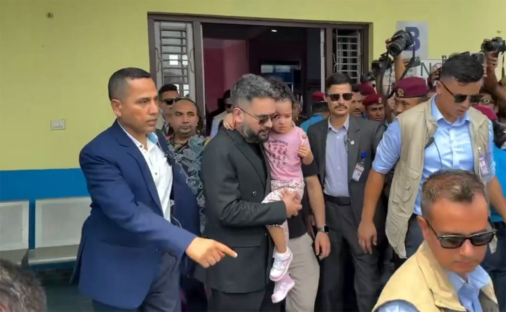 रास्वपा महाधिवेशनमा नेताहरु आउने क्रम जारी, श्रीमती र छोरी लिएर पुगे प्रधानमन्त्री शाह