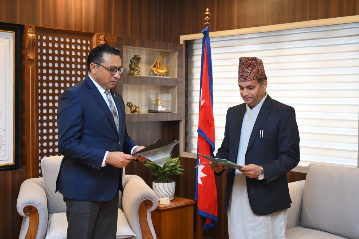 धितोपत्र बोर्डका अध्यक्ष भट्टले लिए शपथ,लगानीकर्ताको हितमा काम गर्न अर्थमन्त्रीको निर्देशन