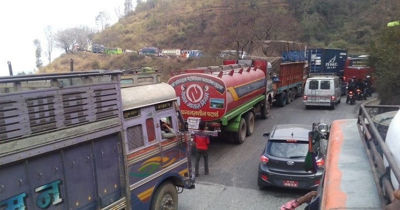 जोखिम बढेपछि नागढुङ्गाबाट बाहिरिने सवारीसाधन सञ्चालनमा रोक