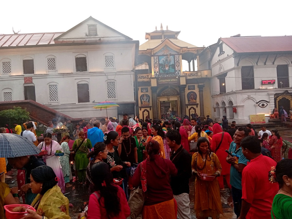 साउनको दोस्रो सोमबार : पशुपतिमा बिहानैदेखि भक्तजनको भीड