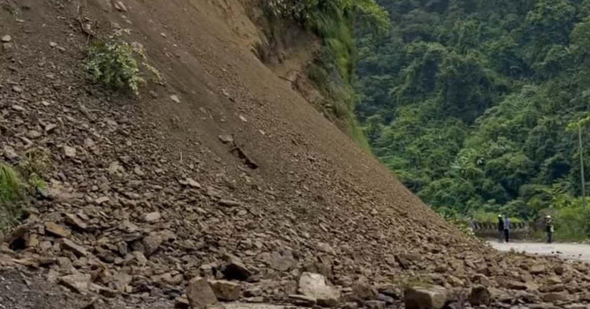 दर्जन मुख्य राजमार्ग बाढी र पहिरोका कारण अवरुद्ध, कृष्णभिरमा एकतर्फी खुल्यो