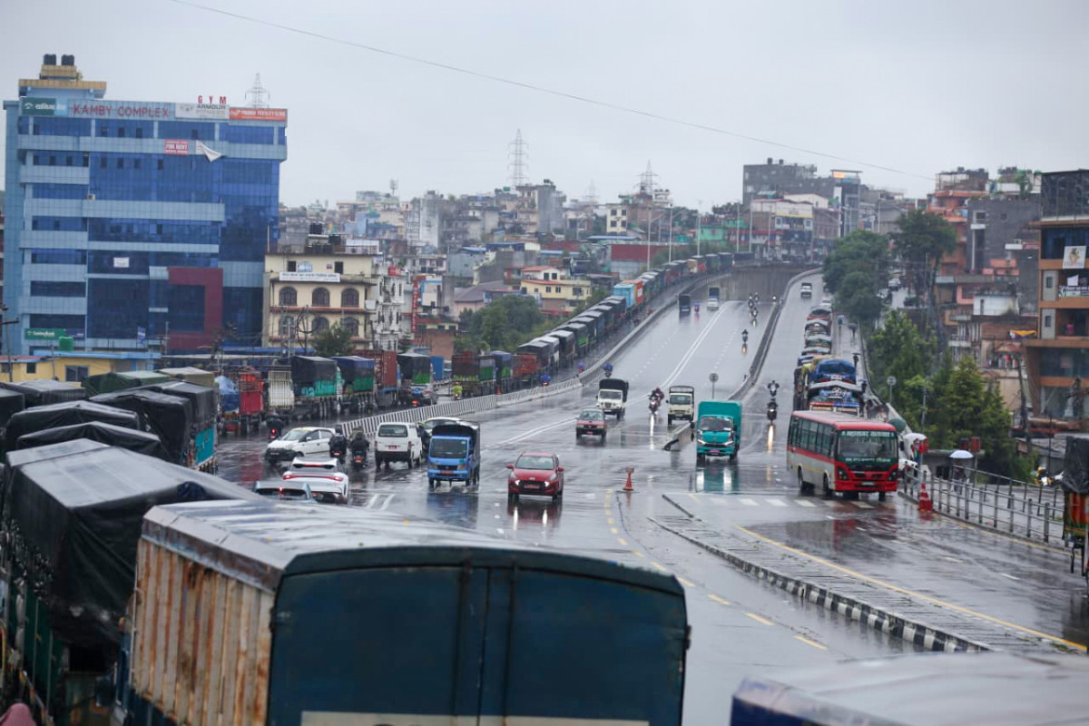 मुख्य सडक अवरुद्ध भएपछि वैकल्पिक मार्ग बन्दै  त्रिभुवन राजपथ